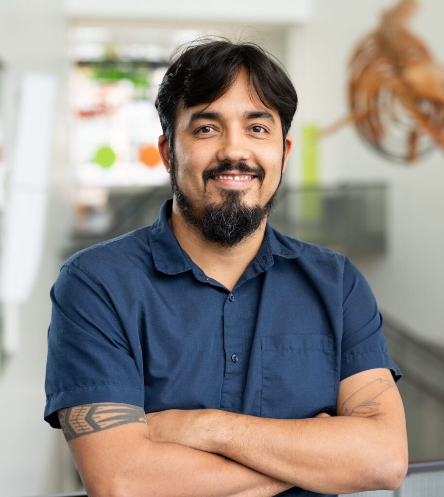 Portrait of one of Thiago Gonçalves-Souza in a lab setting.